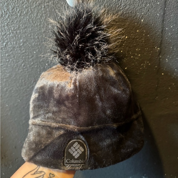 Women’s Columbia Dark Gray Beanie with Faux Fur Pom - Picture 1 of 3